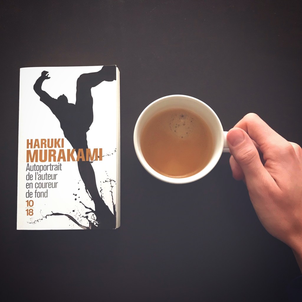 Photo du livre Autoportrait de l'auteur en coureur de fond par Haruki Murakami avec un tasse à café.