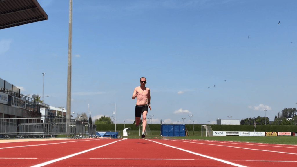 Courir vite en sprint sur le stade